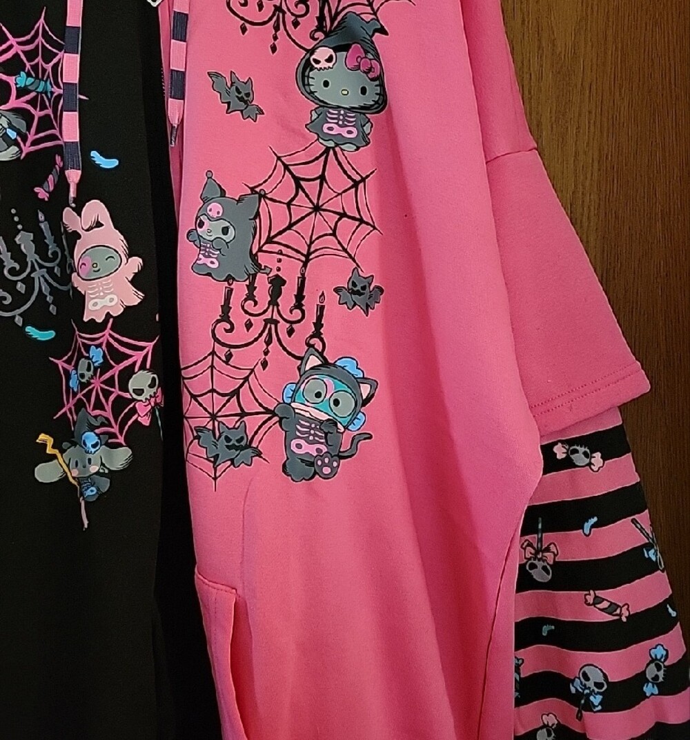 Hello Kitty Sanrio Pink & Black Split Hoodie with Heart Zipper Pull - Picture 3 of 11